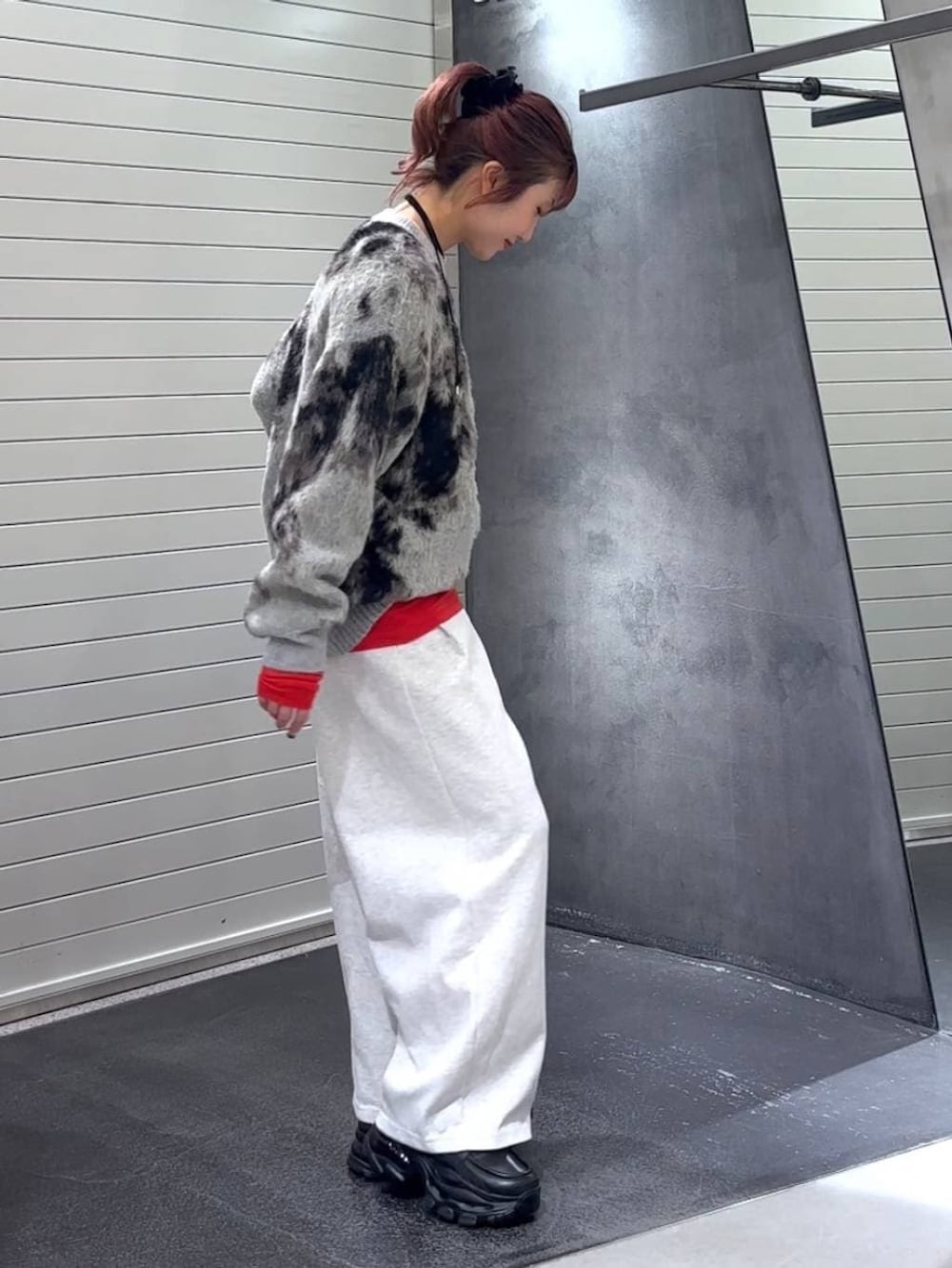 グレー系のニット/セーター、ブラック系のローファー、ベージュ系のスウェットパンツを着用したレディースの秋コーディネートの5枚目の写真