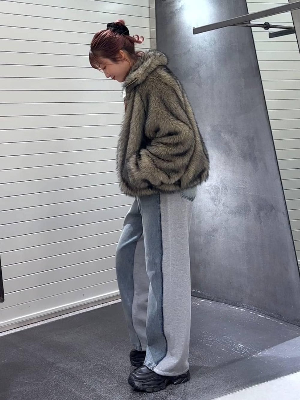 ベージュ系のブルゾン、ホワイト系のTシャツ/カットソー、ブラック系のローファーを着用したレディースの冬コーディネートの6枚目の写真