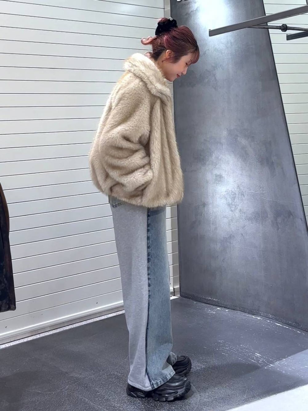 ベージュ系のブルゾン、ホワイト系のTシャツ/カットソー、ブラック系のローファーを着用したレディースの冬コーディネートの5枚目の写真