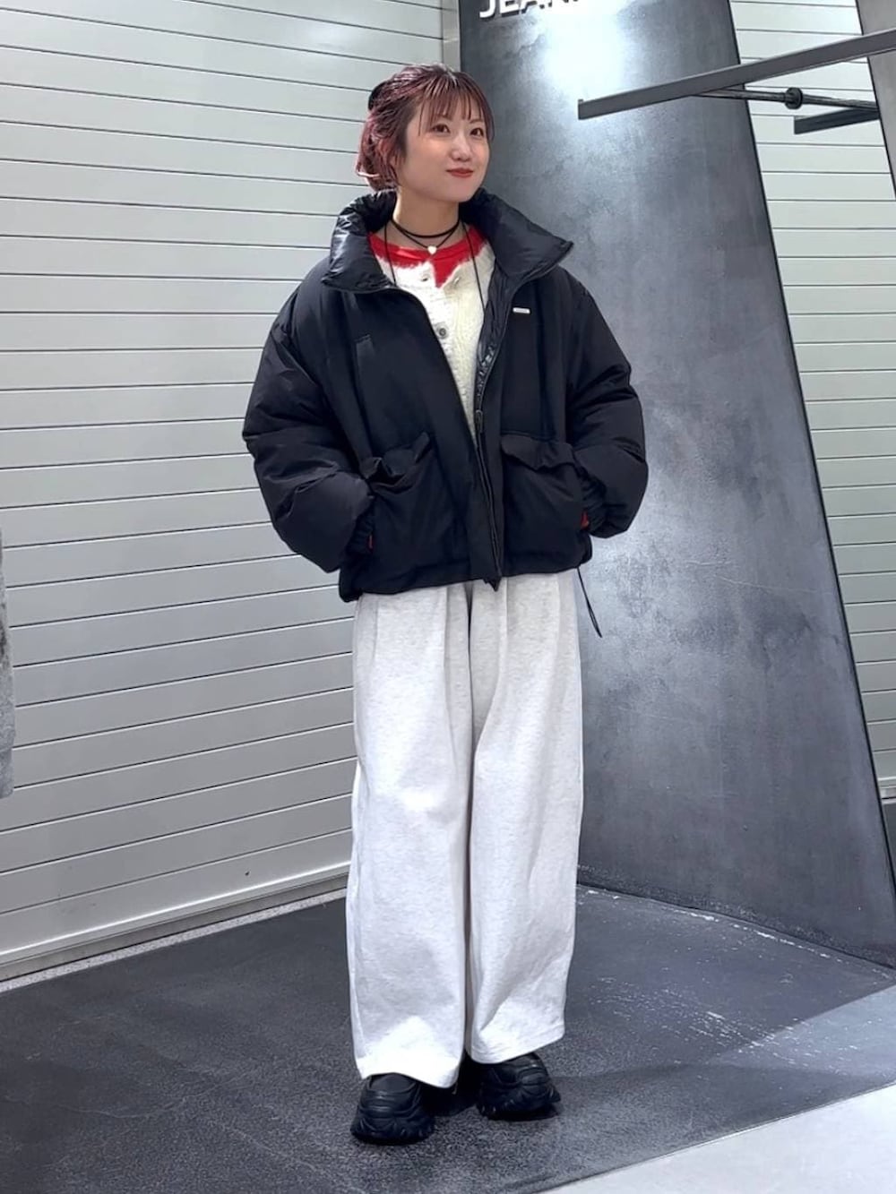 ブラック系のブルゾン、ブラック系のローファー、ベージュ系のスウェットパンツを着用したレディースの冬コーディネートの3枚目の写真