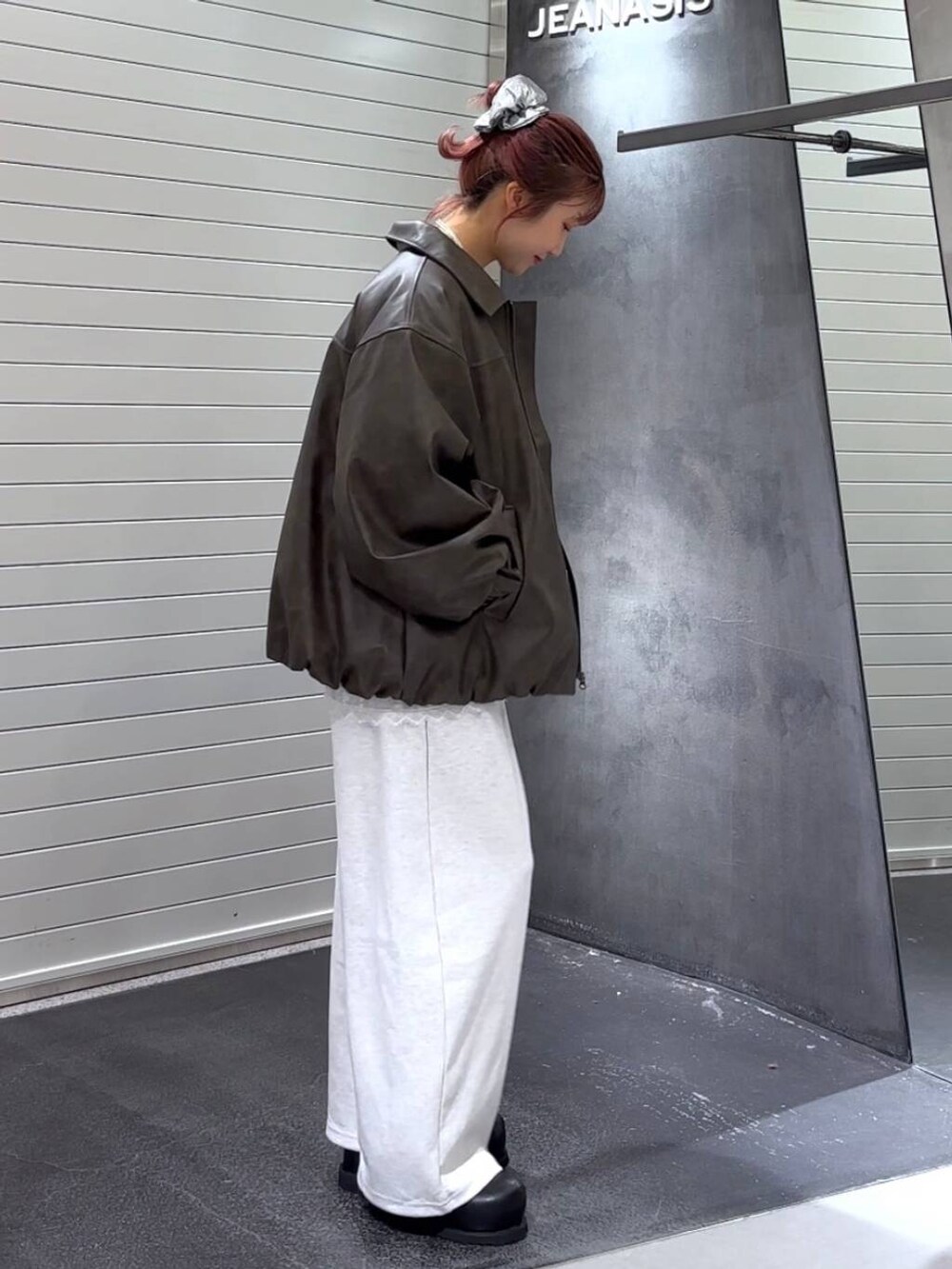 ホワイト系のその他トップス、ブラック系のその他シューズ、ブルー系のニット/セーターを着用したレディースの秋コーディネートの4枚目の写真