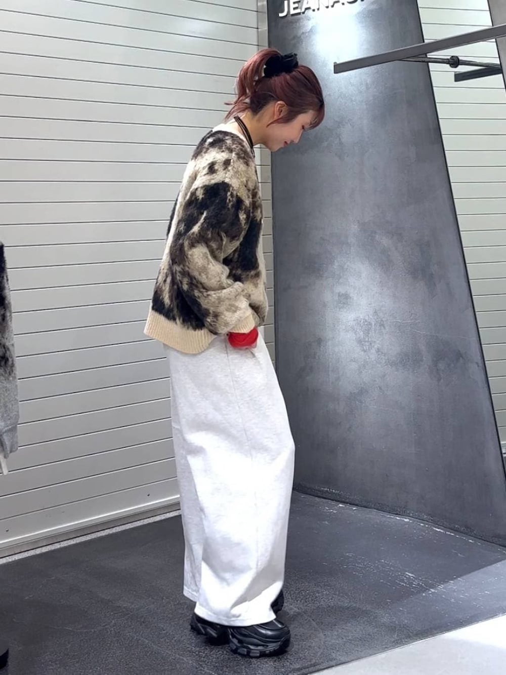 ブラウン系のニット/セーター、ブラック系のローファー、ベージュ系のスウェットパンツを着用したレディースの秋コーディネートの4枚目の写真