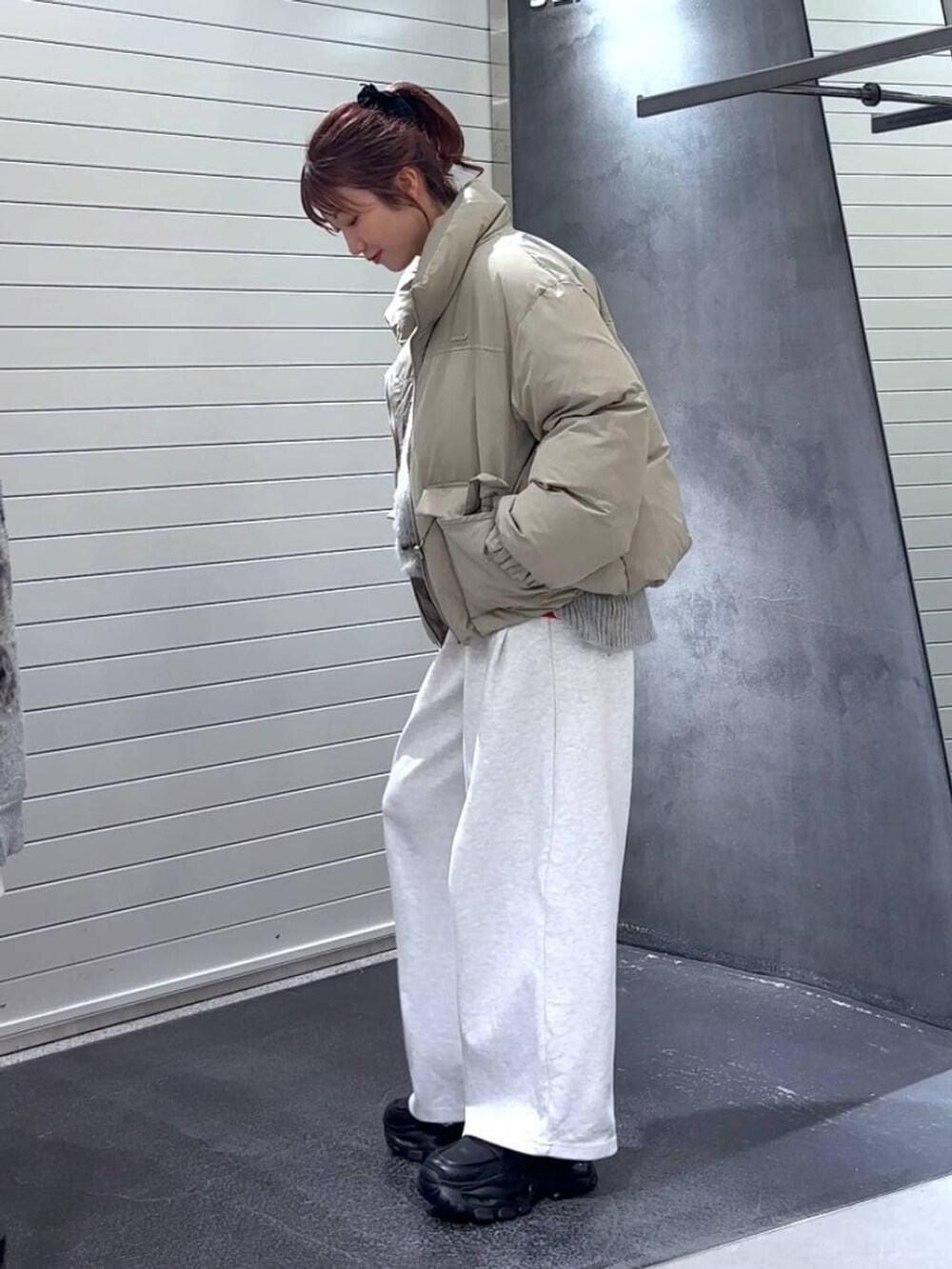 グレー系のニット/セーター、ベージュ系のブルゾン、ブラック系のローファーを着用したレディースの冬コーディネートの6枚目の写真