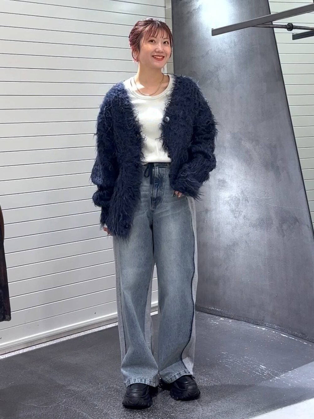 ホワイト系のTシャツ/カットソー、ブラック系のローファー、ブルー系のデニムパンツを着用したレディースの冬コーディネートの2枚目の写真