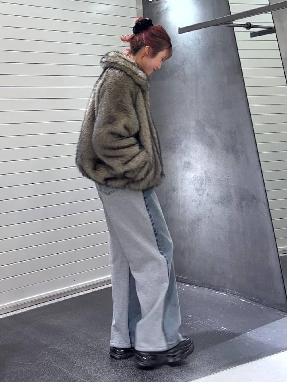 ベージュ系のブルゾン、ホワイト系のTシャツ/カットソー、ブラック系のローファーを着用したレディースの冬コーディネートの4枚目の写真