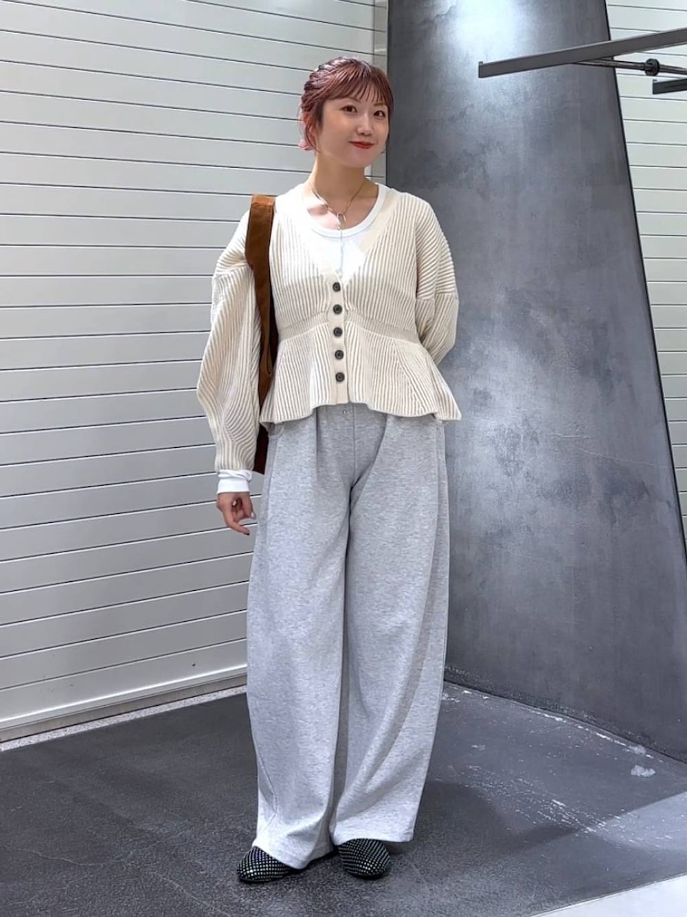 ホワイト系のTシャツ/カットソー、グレー系のスウェットパンツ、ブラウン系のトートバッグを着用したレディースの秋コーディネートの3枚目の写真