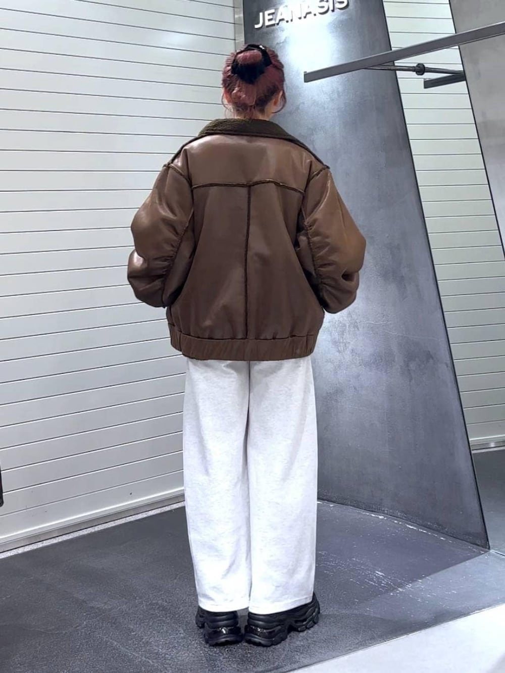 ホワイト系のTシャツ/カットソー、ブラック系のローファー、ブラウン系のブルゾンを着用したレディースの冬コーディネートの6枚目の写真