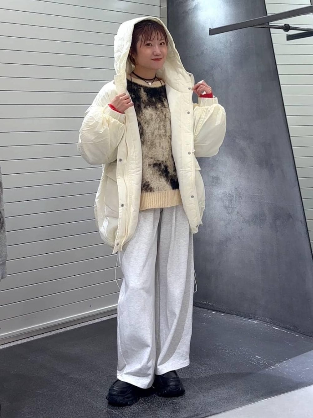 ベージュ系のブルゾン、ブラウン系のニット/セーター、ブラック系のローファーを着用したレディースの秋コーディネートの2枚目の写真