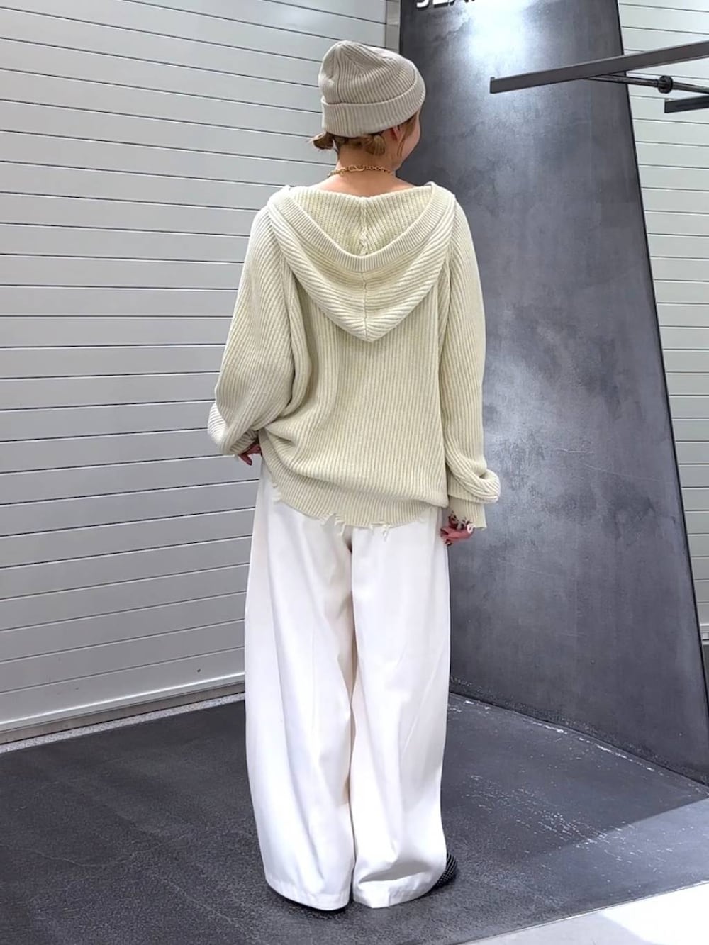 ブラック系のパンプス、ホワイト系のスラックス、ホワイト系のパーカーを着用したレディースの秋コーディネートの5枚目の写真