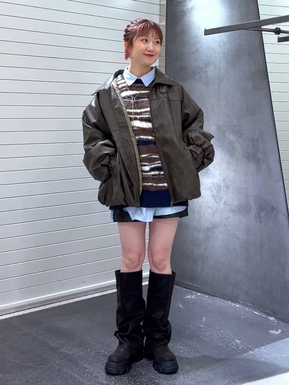 ブラック系のブーツ、ブルー系のシャツ/ブラウス、ブラック系のその他パンツを着用したレディースの秋コーディネートの3枚目の写真