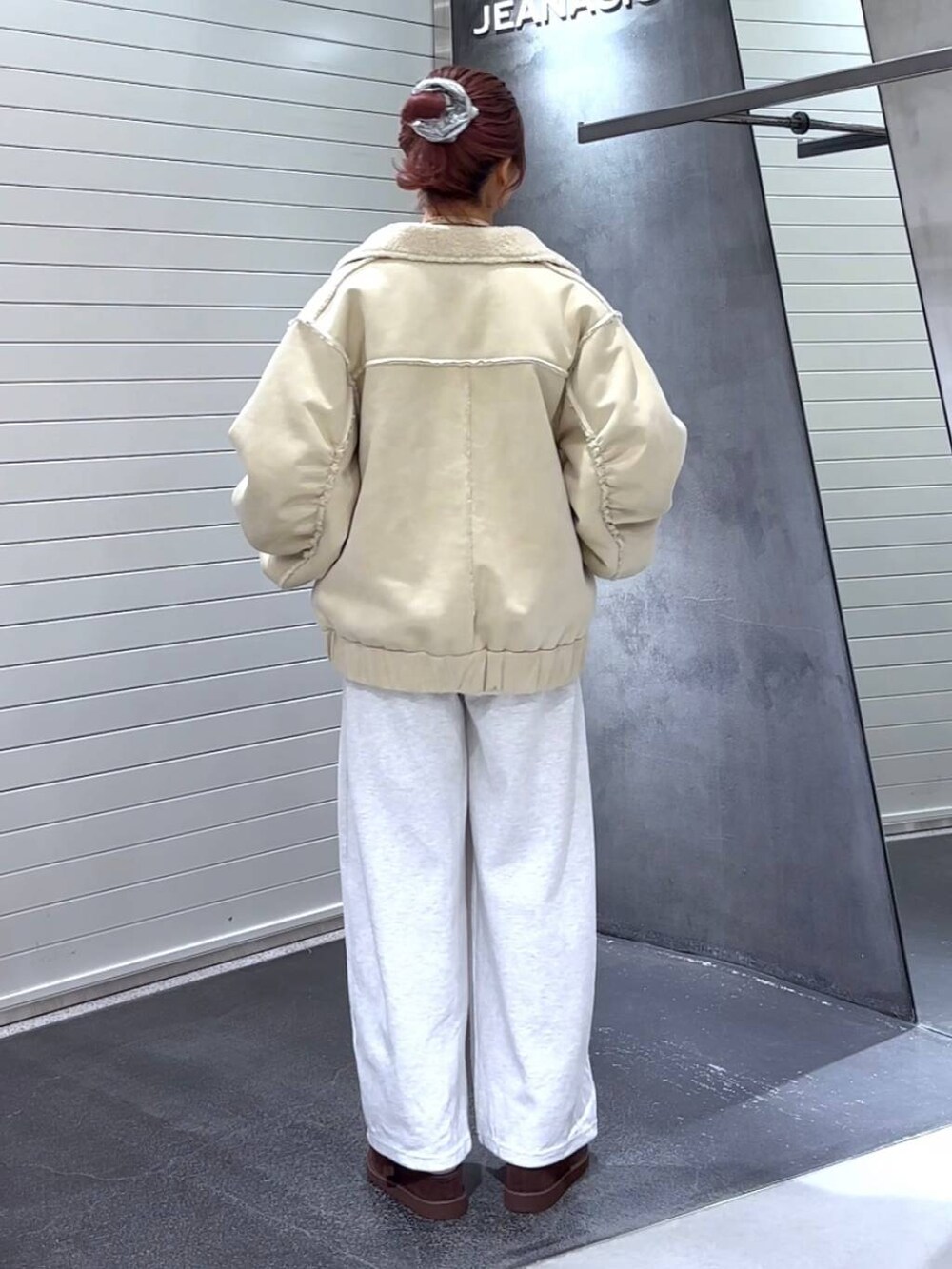 ブラウン系のその他シューズ、グレー系のスウェットパンツ、ホワイト系のブルゾンを着用したレディースの秋コーディネートの5枚目の写真