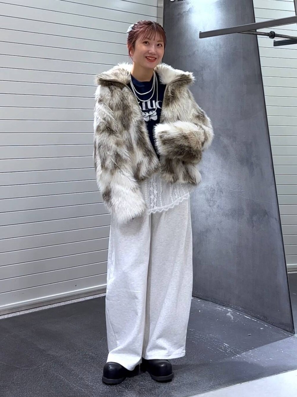 グレー系のブルゾン、ホワイト系のその他トップス、ブラック系のその他シューズを着用したレディースの秋コーディネートの3枚目の写真