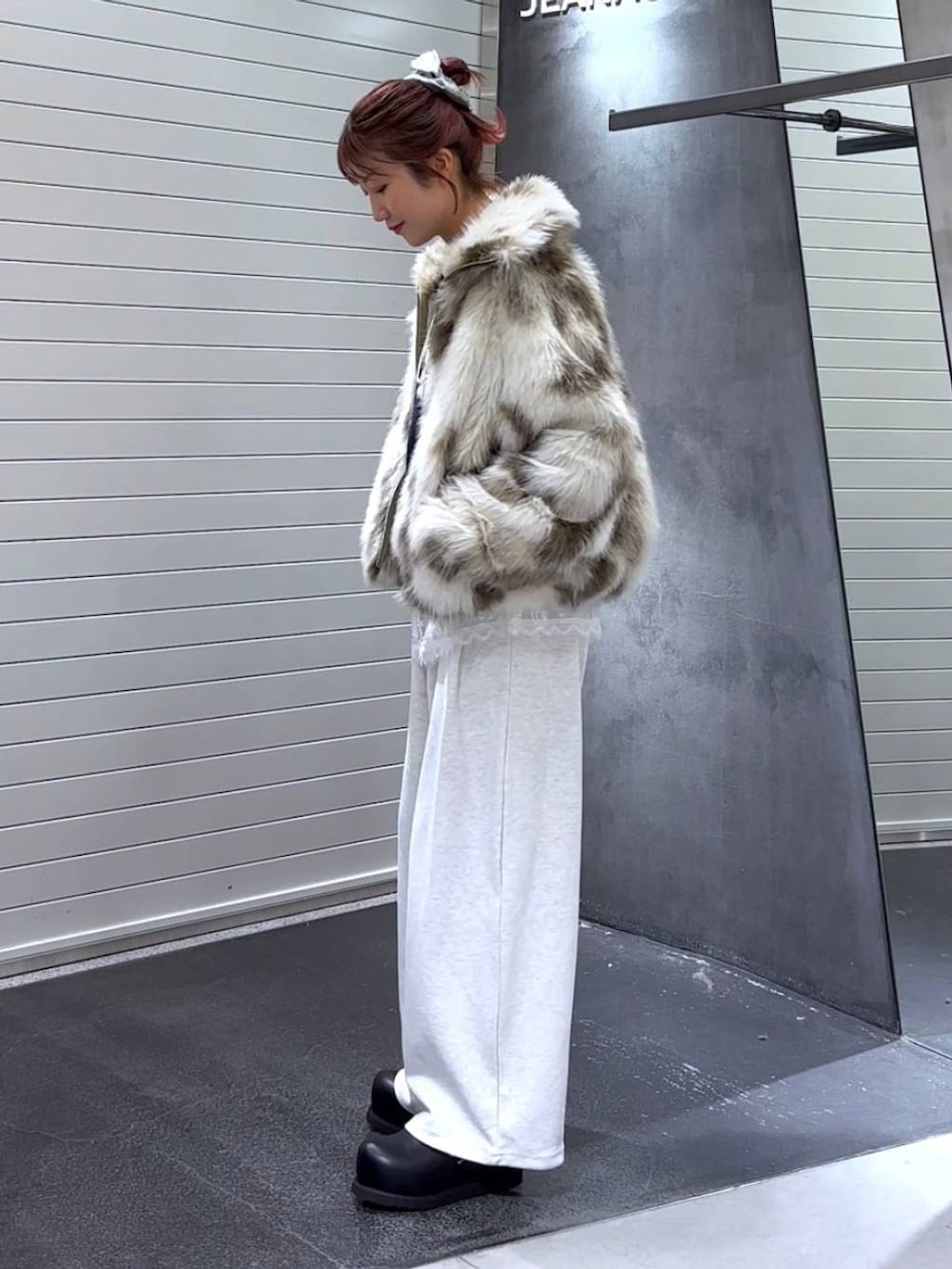 グレー系のブルゾン、ホワイト系のその他トップス、ブラック系のその他シューズを着用したレディースの秋コーディネートの6枚目の写真