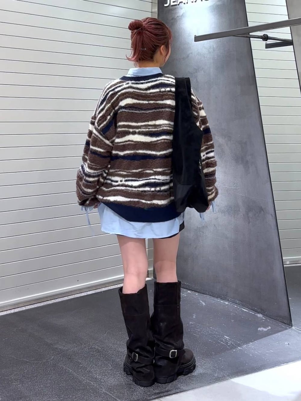 ブラック系のブーツ、ブルー系のシャツ/ブラウス、ブラック系のトートバッグを着用したレディースの秋コーディネートの5枚目の写真