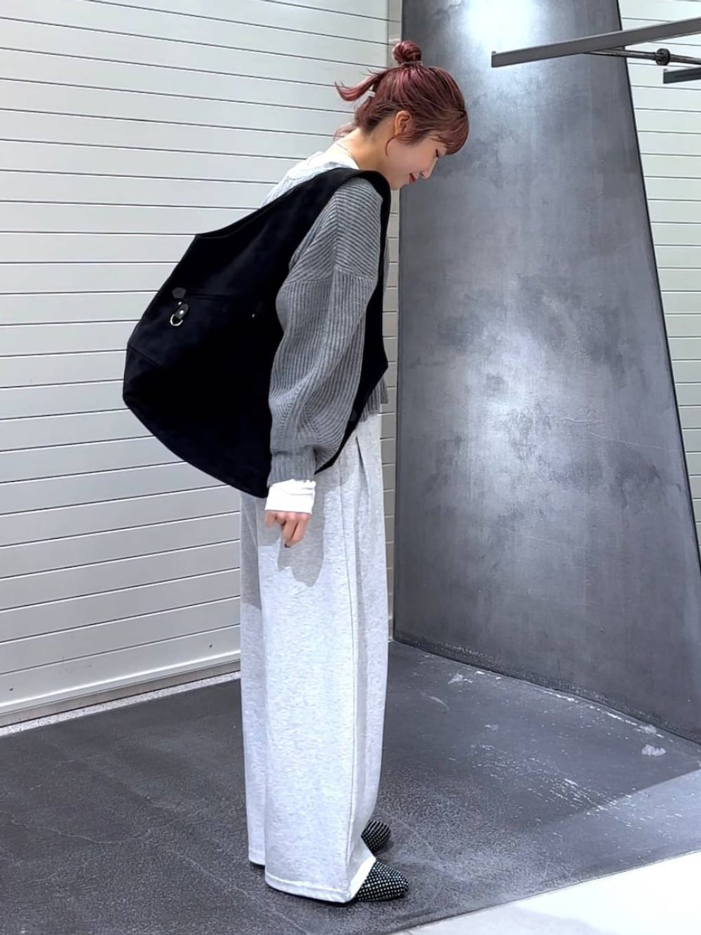 ホワイト系のTシャツ/カットソー、グレー系のスウェットパンツ、ブラック系のトートバッグを着用したレディースの秋コーディネートの3枚目の写真