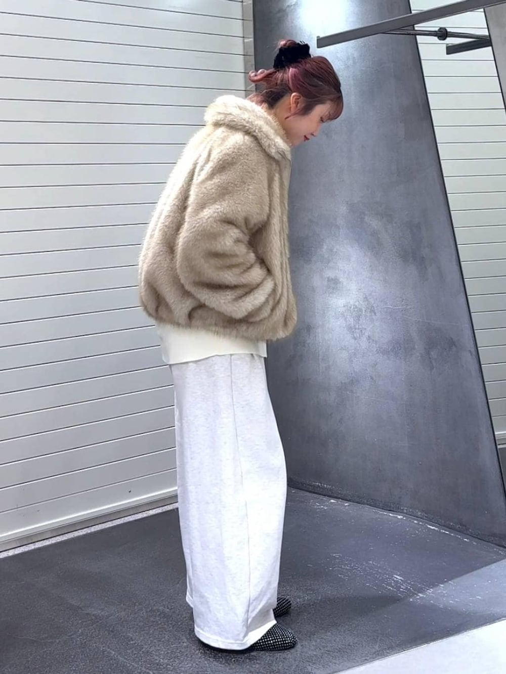 ベージュ系のブルゾン、ブラック系のパンプス、グレー系のTシャツ/カットソーを着用したレディースの冬コーディネートの4枚目の写真