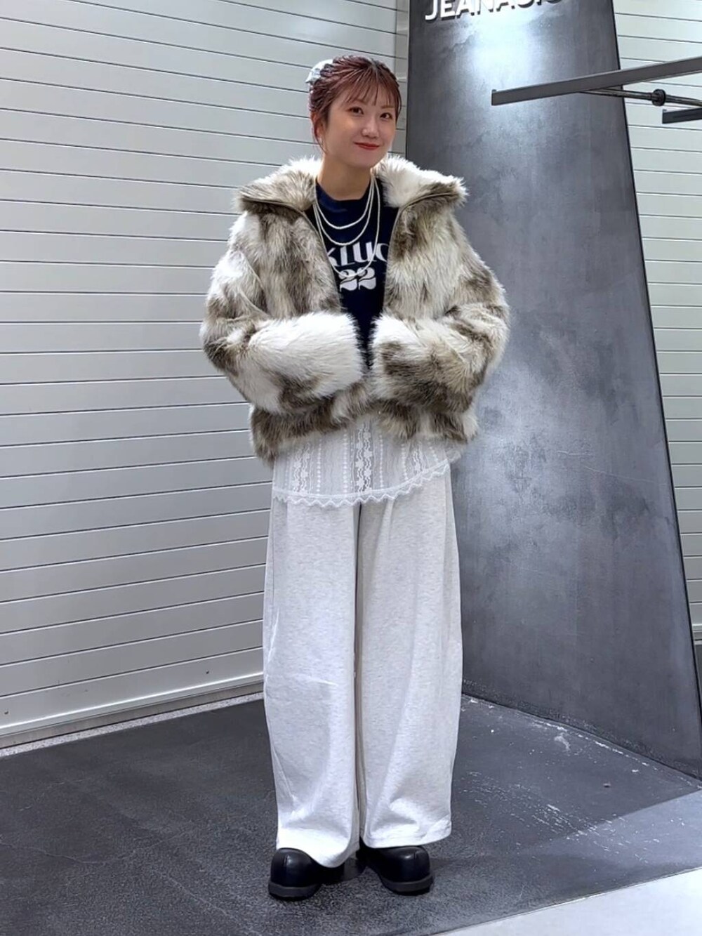 グレー系のブルゾン、ホワイト系のその他トップス、ブラック系のその他シューズを着用したレディースの秋コーディネートの2枚目の写真