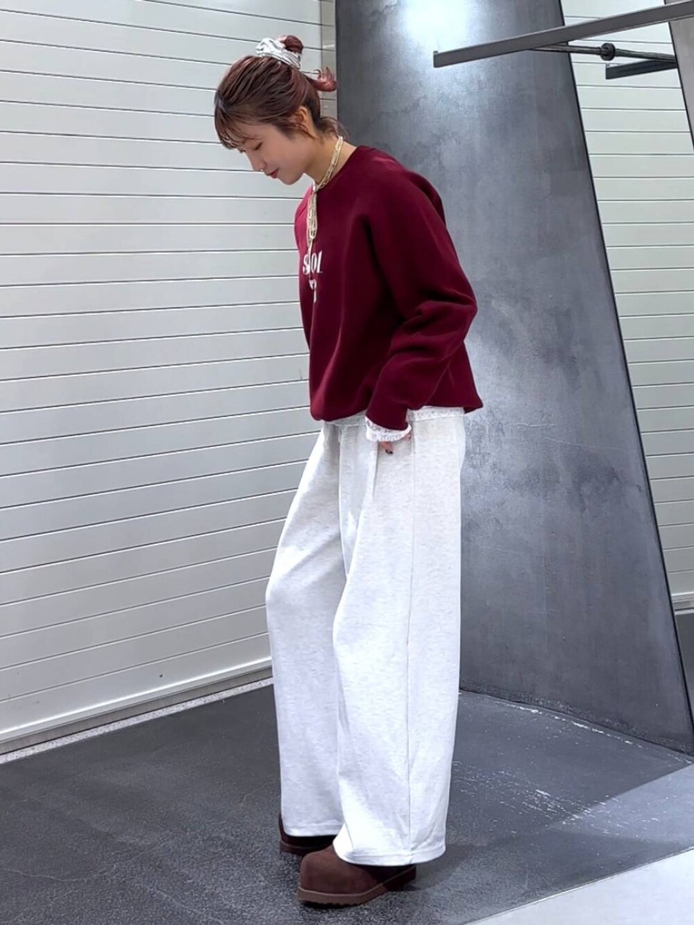 ブラウン系のその他シューズ、レッド系のニット/セーター、ベージュ系のスウェットパンツを着用したレディースの秋コーディネートの6枚目の写真