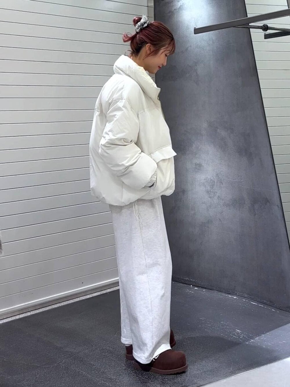 ホワイト系のブルゾン、ブラウン系のその他シューズ、グレー系のニット/セーターを着用したレディースの秋コーディネートの4枚目の写真