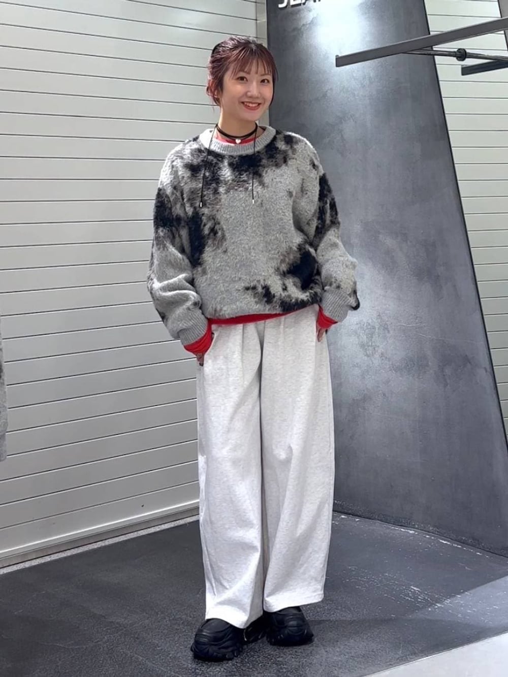 グレー系のニット/セーター、ブラック系のローファー、ベージュ系のスウェットパンツを着用したレディースの秋コーディネートの3枚目の写真