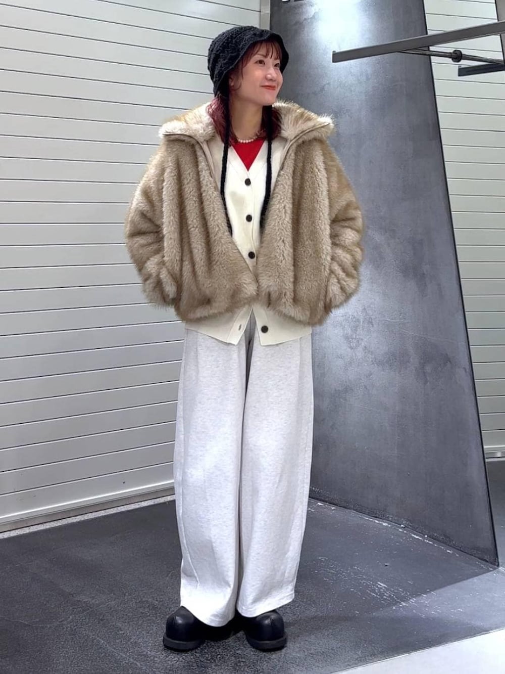 ベージュ系のブルゾン、ブラック系のその他シューズ、ベージュ系のスウェットパンツを着用したレディースの冬コーディネートの3枚目の写真