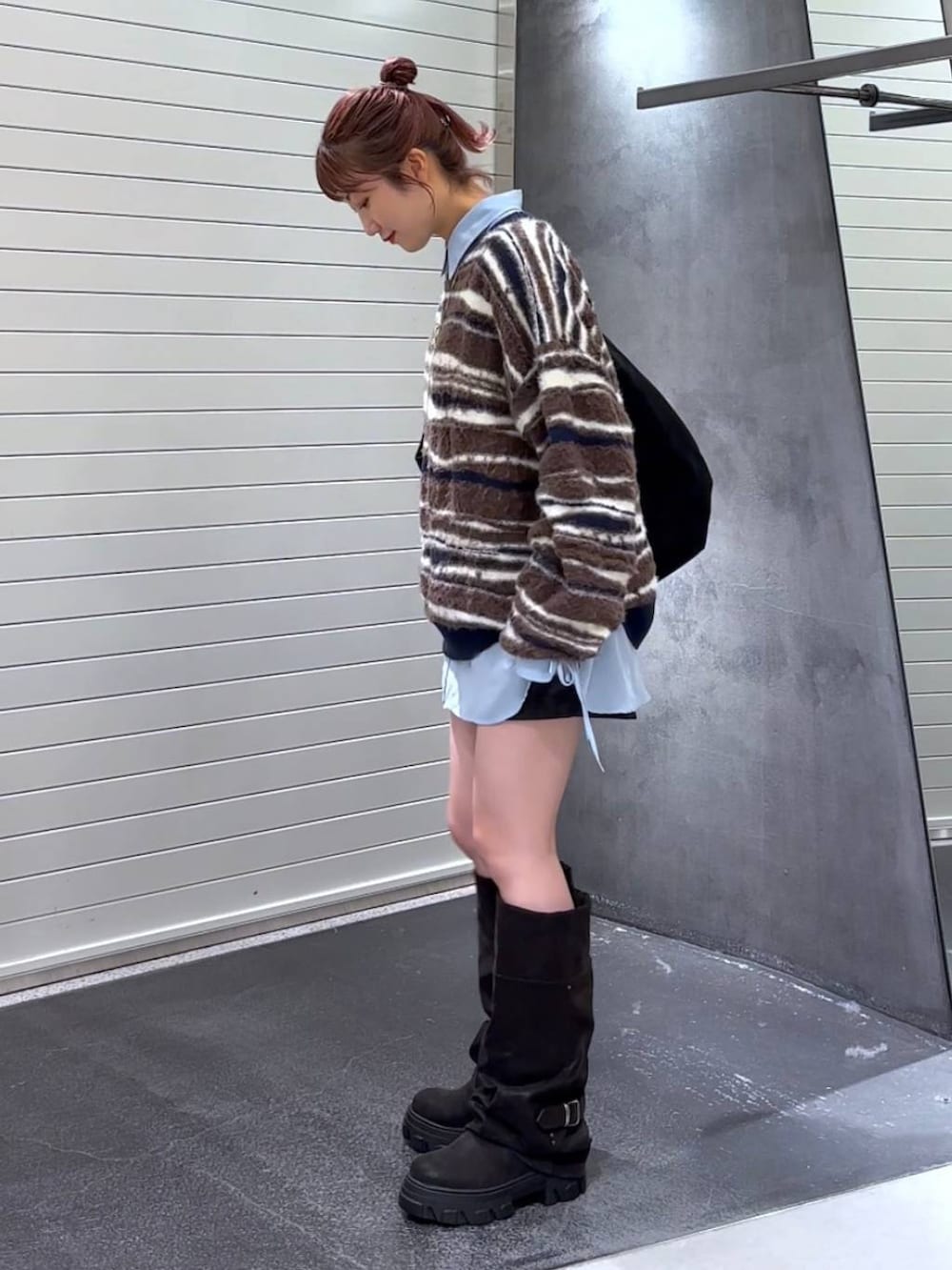 ブラック系のブーツ、ブルー系のシャツ/ブラウス、ブラック系のトートバッグを着用したレディースの秋コーディネートの6枚目の写真