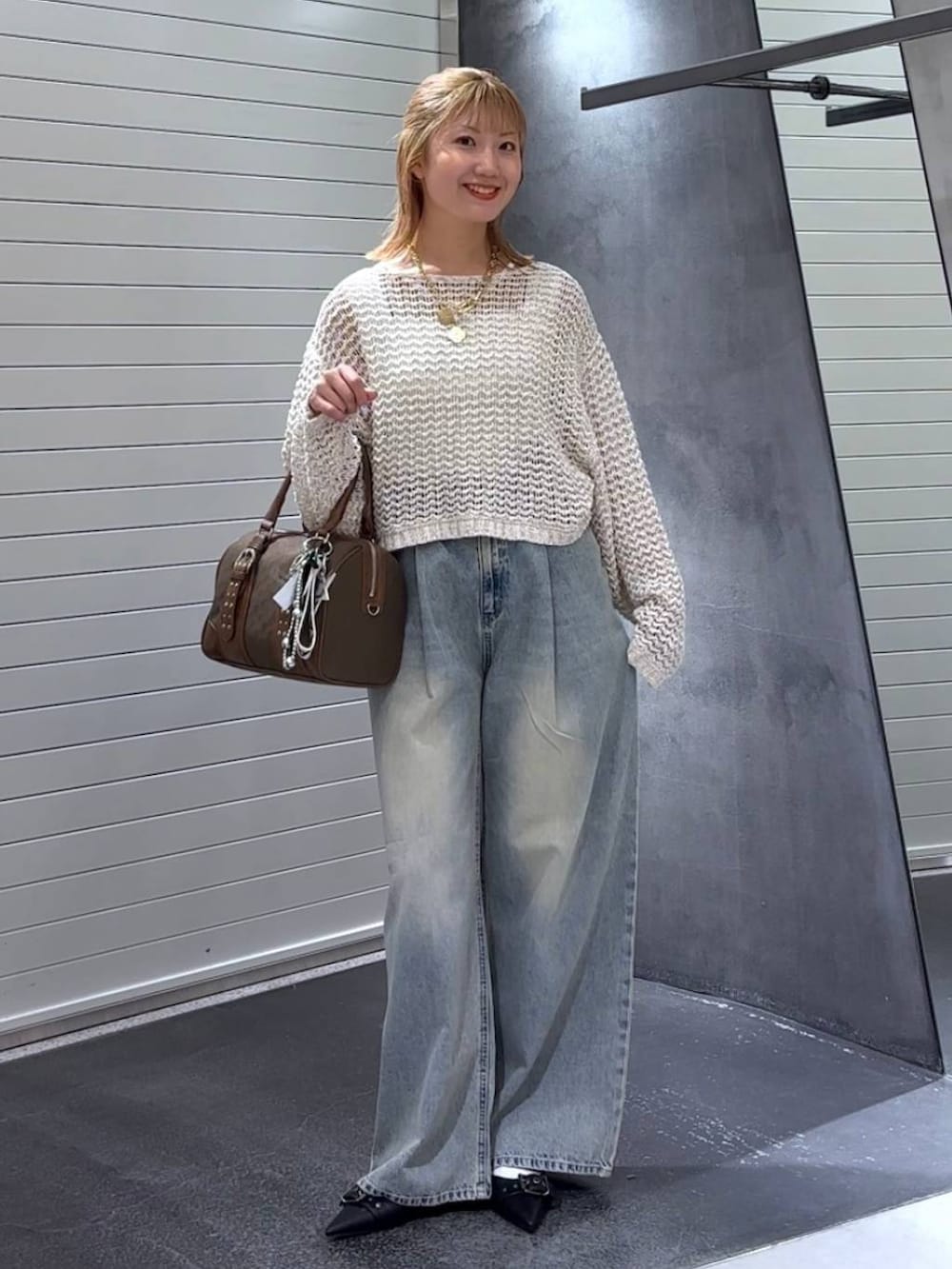 「きれいめ、デート/ロマンティック、女子会、女子ウケ、旅行、テーマパーク、秋コーデ、ニット、デニムパンツ、パンプス、トートバッグ、ベーシック/シンプル、ガーリー、低身長、差し色コーデ」|「JEANASISのカラータックデニムワイドパンツ/322713(デニムパンツ、ブルー系)」を使った、みっきぃさん(レディース・155cm)の秋コーディネートの3枚目の写真