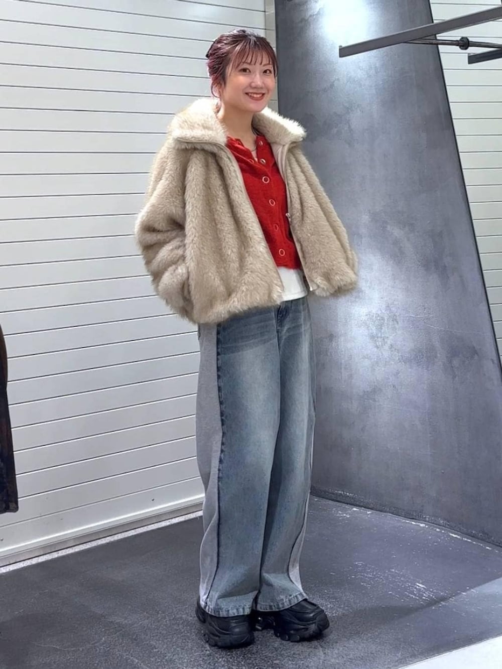 ベージュ系のブルゾン、ホワイト系のTシャツ/カットソー、ブラック系のローファーを着用したレディースの冬コーディネートの3枚目の写真