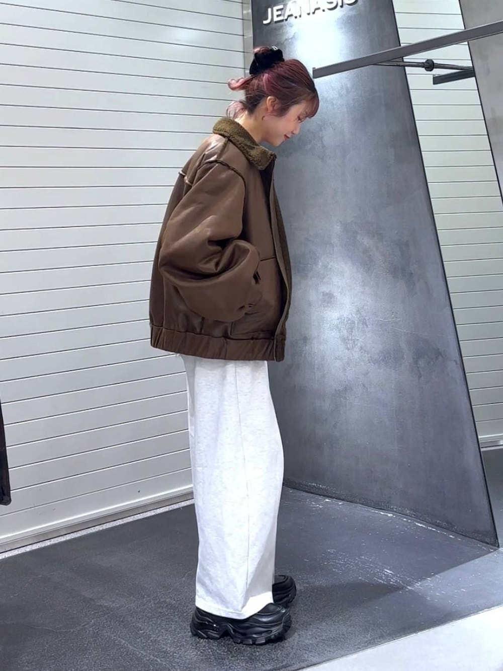 ホワイト系のTシャツ/カットソー、ブラック系のローファー、ブラウン系のブルゾンを着用したレディースの冬コーディネートの5枚目の写真