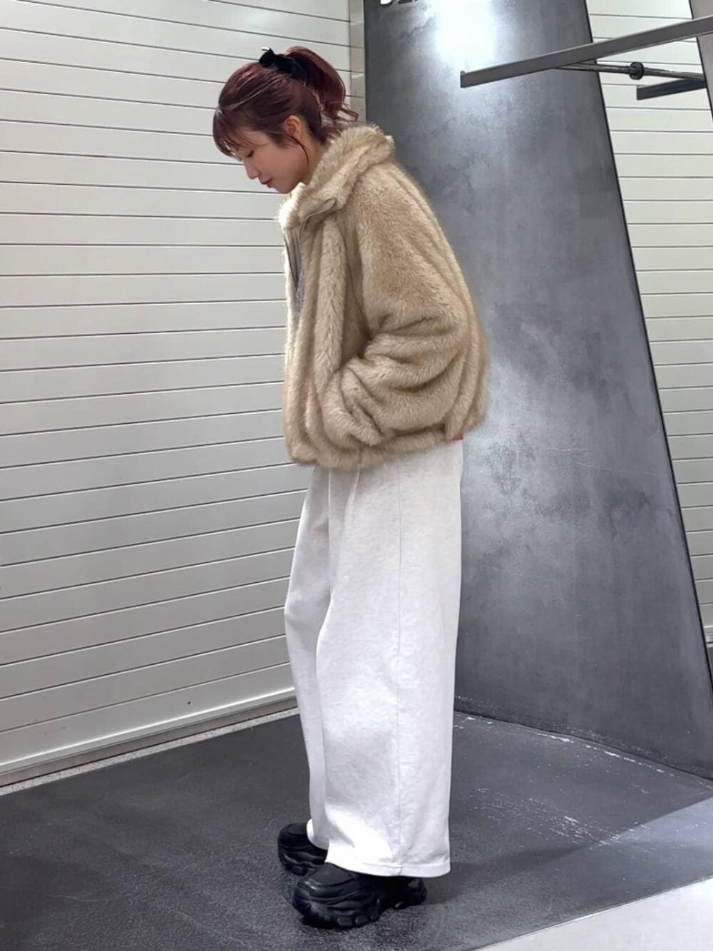 ベージュ系のブルゾン、ブラック系のローファー、ベージュ系のスウェットパンツを着用したレディースの秋コーディネートの6枚目の写真