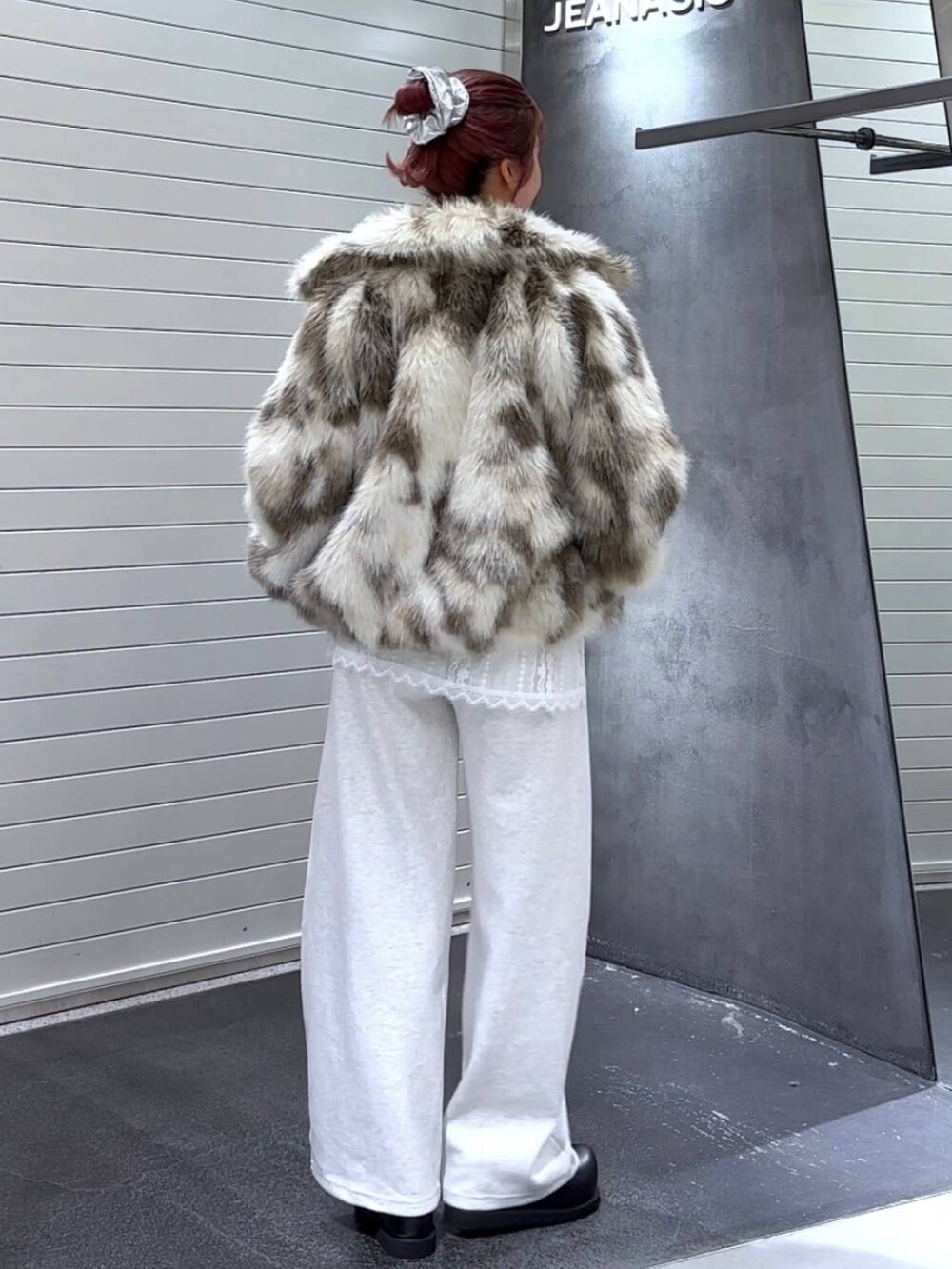 グレー系のブルゾン、ホワイト系のその他トップス、ブラック系のその他シューズを着用したレディースの秋コーディネートの5枚目の写真