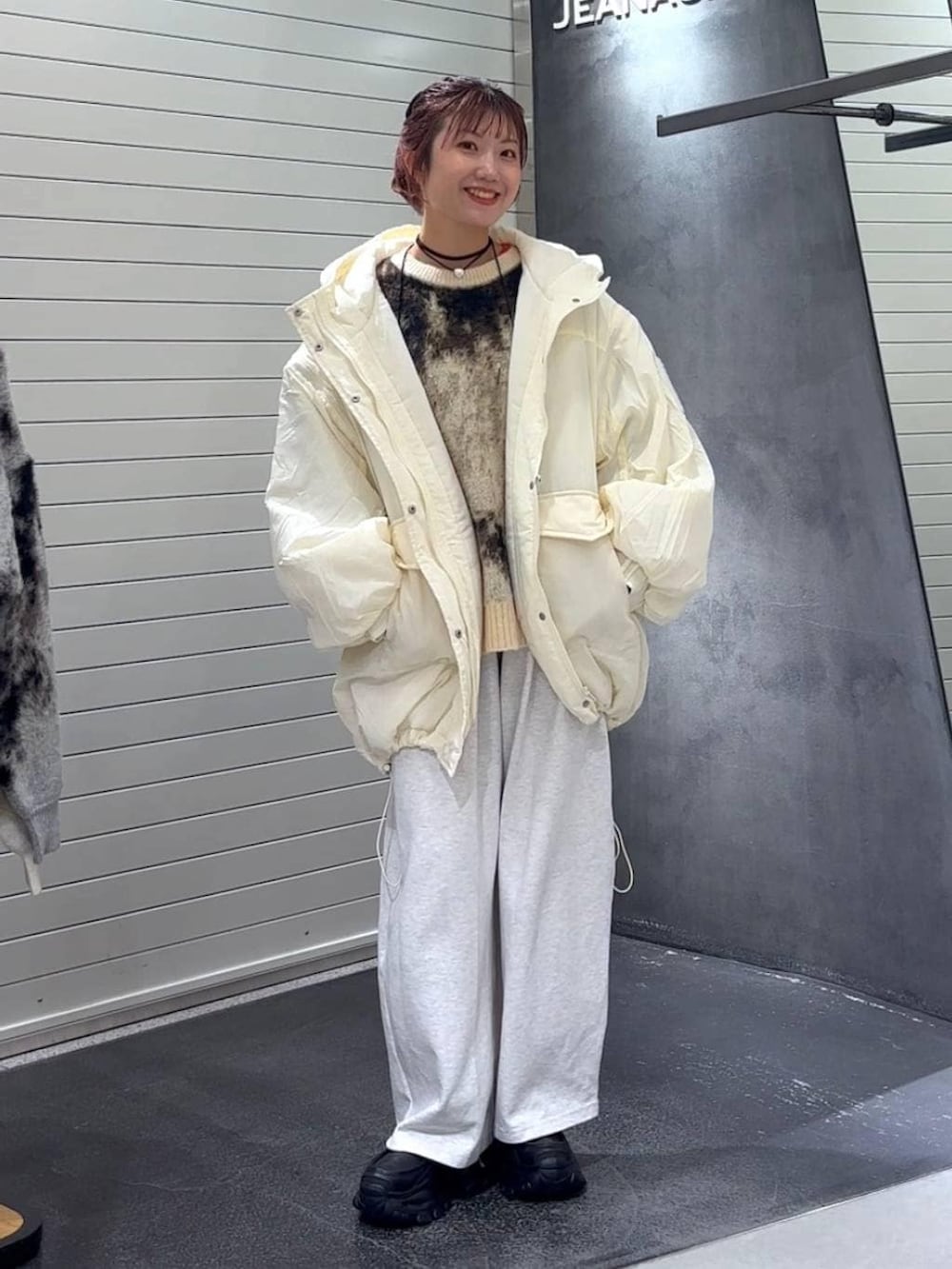 ベージュ系のブルゾン、ブラウン系のニット/セーター、ブラック系のローファーを着用したレディースの秋コーディネートの3枚目の写真