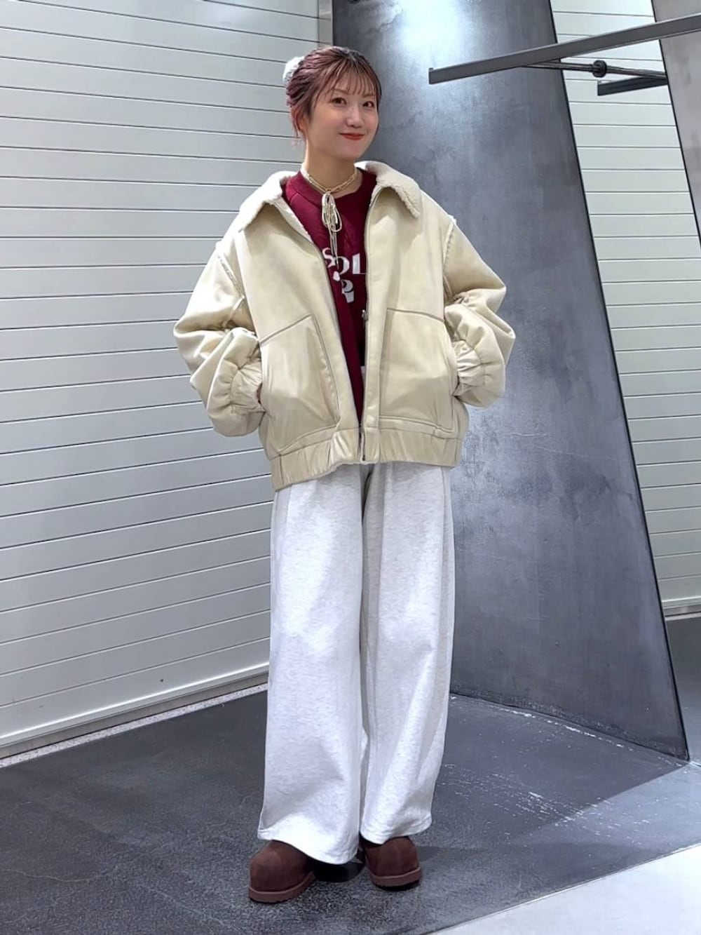 ブラウン系のその他シューズ、グレー系のスウェットパンツ、ホワイト系のブルゾンを着用したレディースの秋コーディネートの3枚目の写真