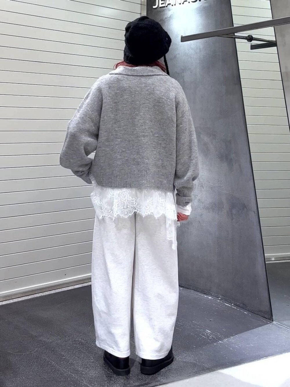 ブラック系のその他シューズ、ホワイト系のTシャツ/カットソー、ベージュ系のスウェットパンツを着用したレディースの冬コーディネートの5枚目の写真