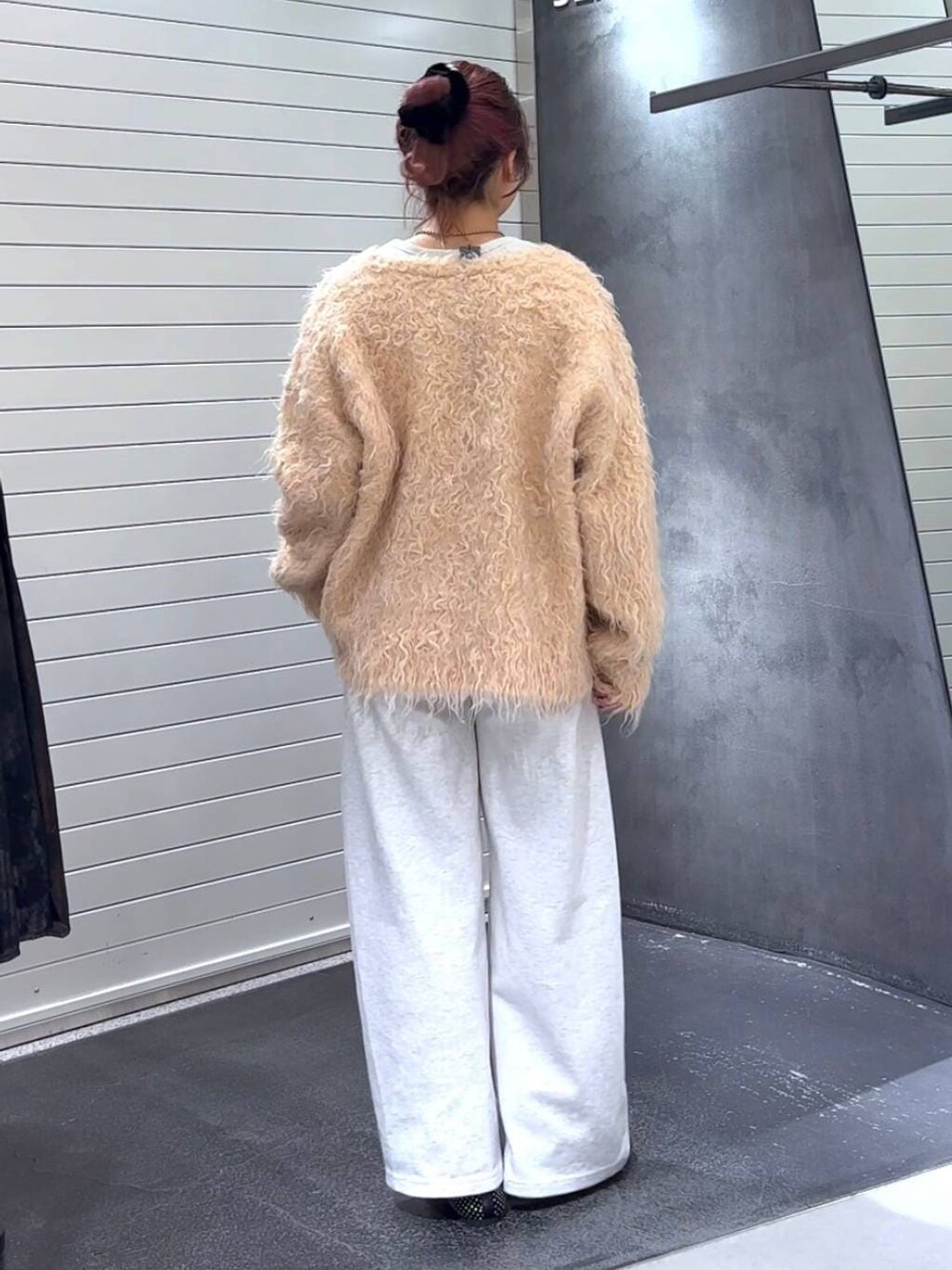 ホワイト系のTシャツ/カットソー、ブラック系のパンプス、オレンジ系のカーディガン/ボレロを着用したレディースの冬コーディネートの4枚目の写真