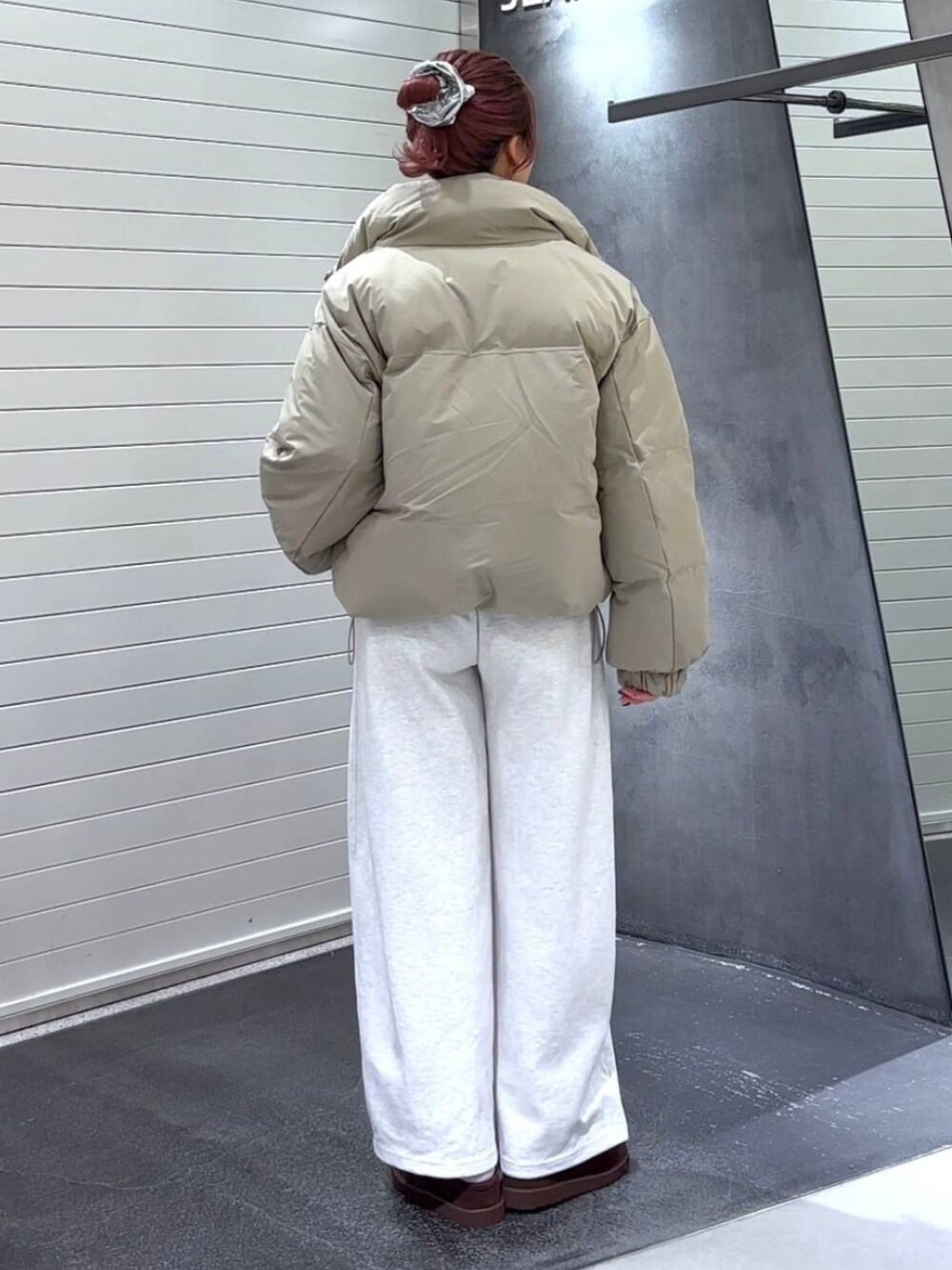 ベージュ系のブルゾン、ブラウン系のその他シューズ、グレー系のスウェットを着用したレディースの秋コーディネートの5枚目の写真