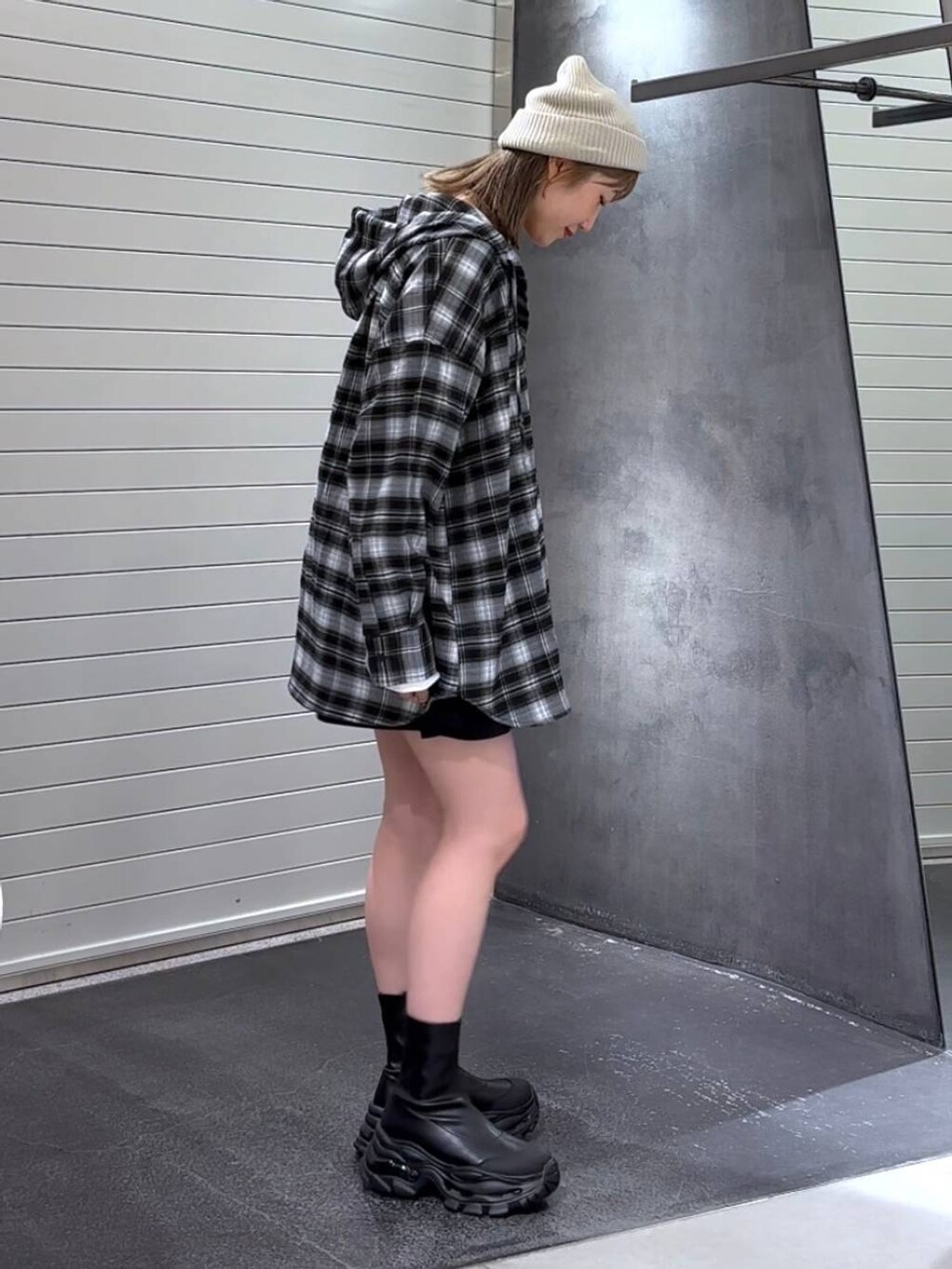 ホワイト系のTシャツ/カットソー、ブラック系のブーツ、ブラック系のパーカーを着用したレディースの秋コーディネートの4枚目の写真