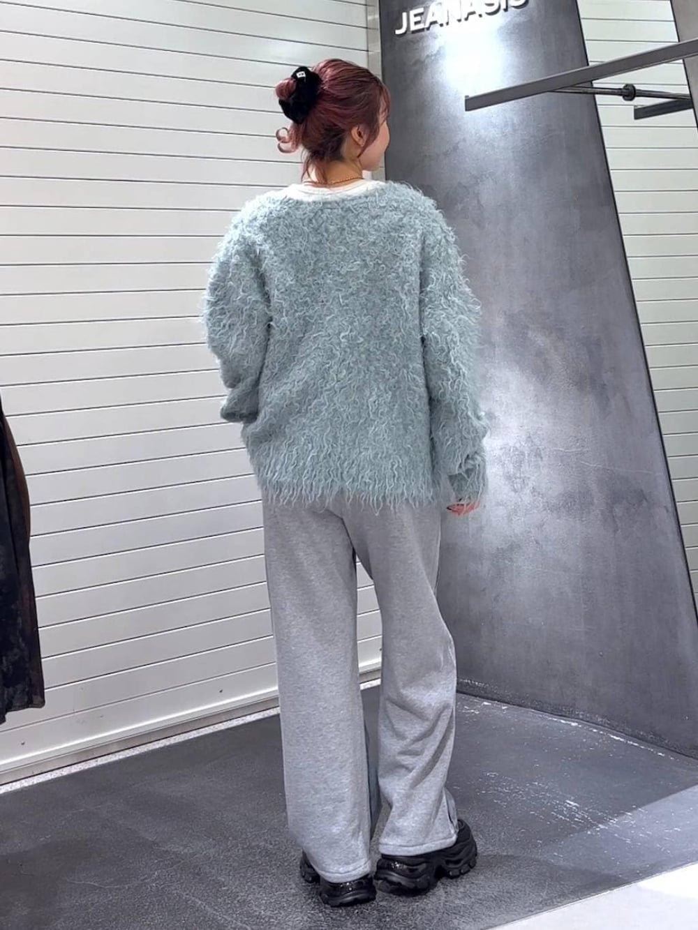 ホワイト系のTシャツ/カットソー、ブラック系のローファー、ブルー系のデニムパンツを着用したレディースの冬コーディネートの6枚目の写真