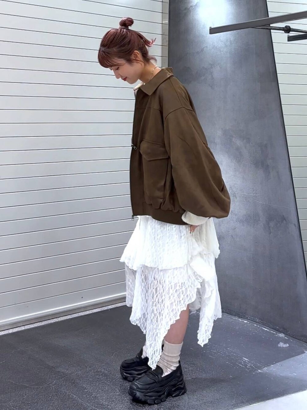 ブラック系のローファー、ホワイト系のスカート、ホワイト系のニット/セーターを着用したレディースの秋コーディネートの6枚目の写真