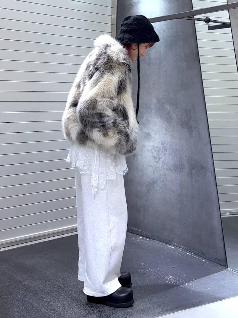 グレー系のブルゾン、ブラック系のその他シューズ、ホワイト系のTシャツ/カットソーを着用したレディースの冬コーディネートの4枚目の写真