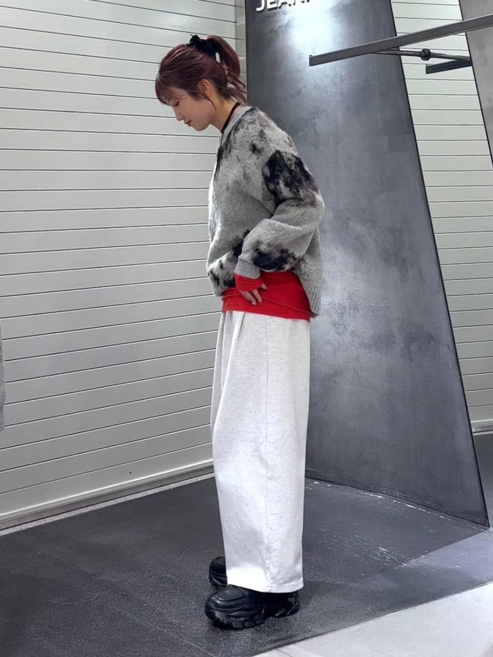 グレー系のニット/セーター、ブラック系のローファー、ベージュ系のスウェットパンツを着用したレディースの秋コーディネートの7枚目の写真