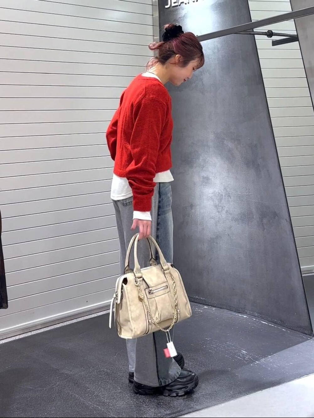 ホワイト系のTシャツ/カットソー、ベージュ系のボストンバッグ、ブラック系のローファーを着用したレディースの冬コーディネートの4枚目の写真