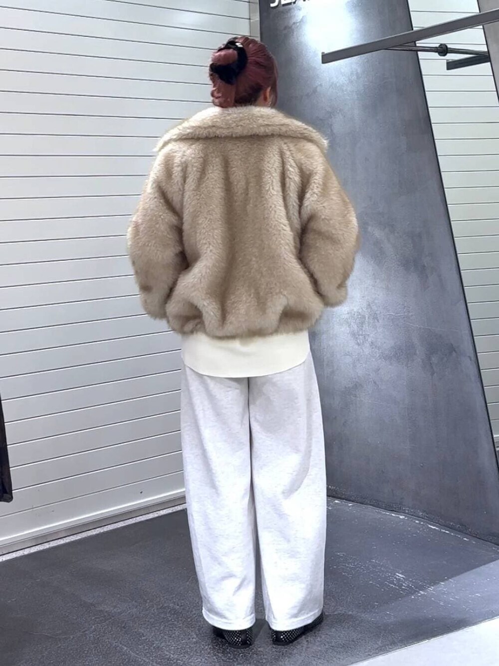 ベージュ系のブルゾン、ブラック系のパンプス、グレー系のTシャツ/カットソーを着用したレディースの冬コーディネートの5枚目の写真