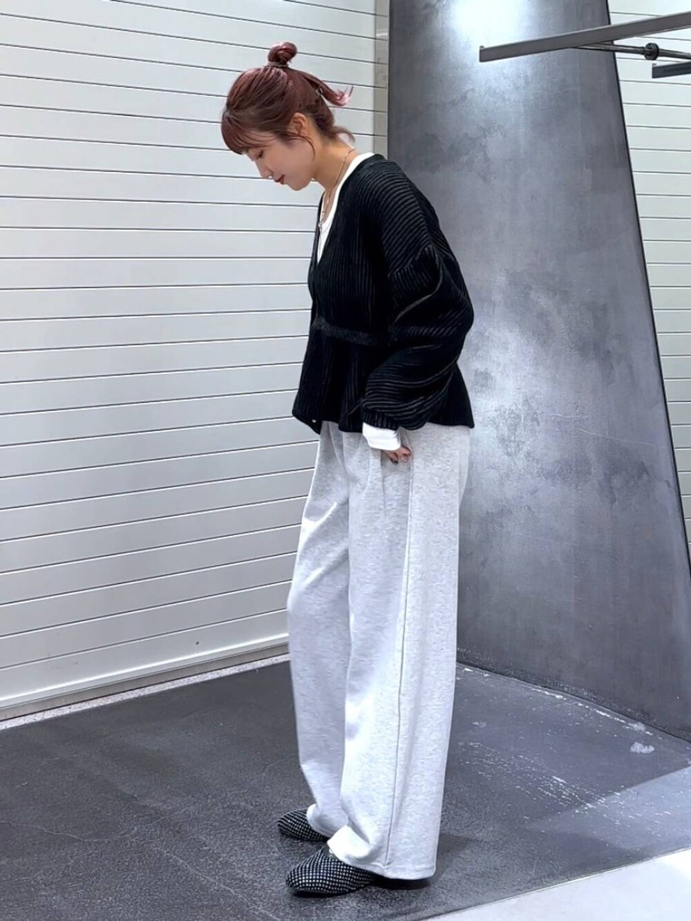 ホワイト系のTシャツ/カットソー、グレー系のスウェットパンツ、ブラック系のカーディガン/ボレロを着用したレディースの秋コーディネートの6枚目の写真