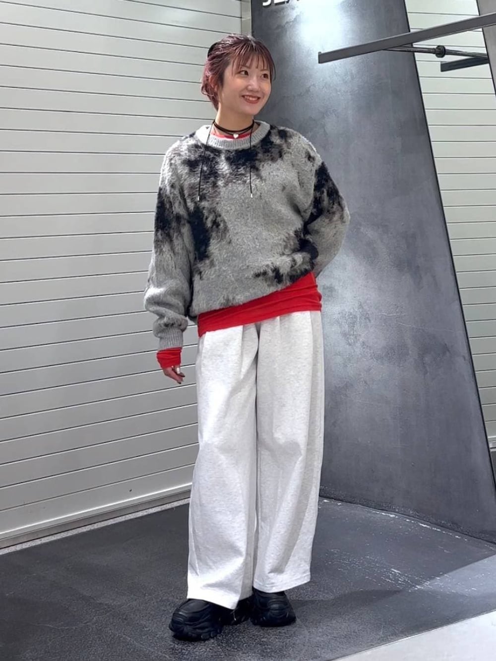 グレー系のニット/セーター、ブラック系のローファー、ベージュ系のスウェットパンツを着用したレディースの秋コーディネートの4枚目の写真