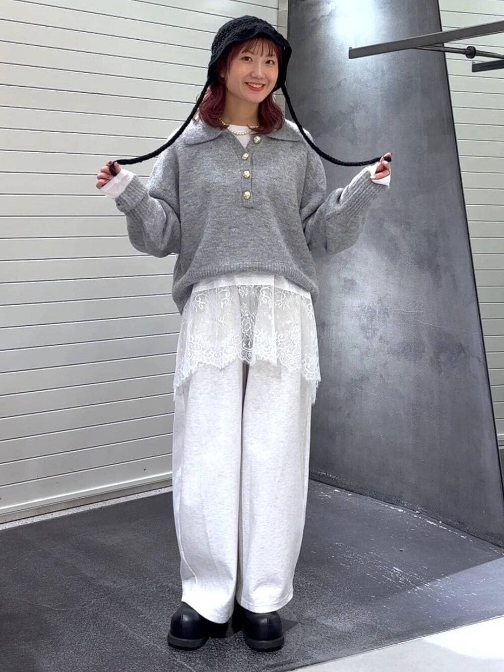 ブラック系のその他シューズ、ホワイト系のTシャツ/カットソー、ベージュ系のスウェットパンツを着用したレディースの冬コーディネートの2枚目の写真