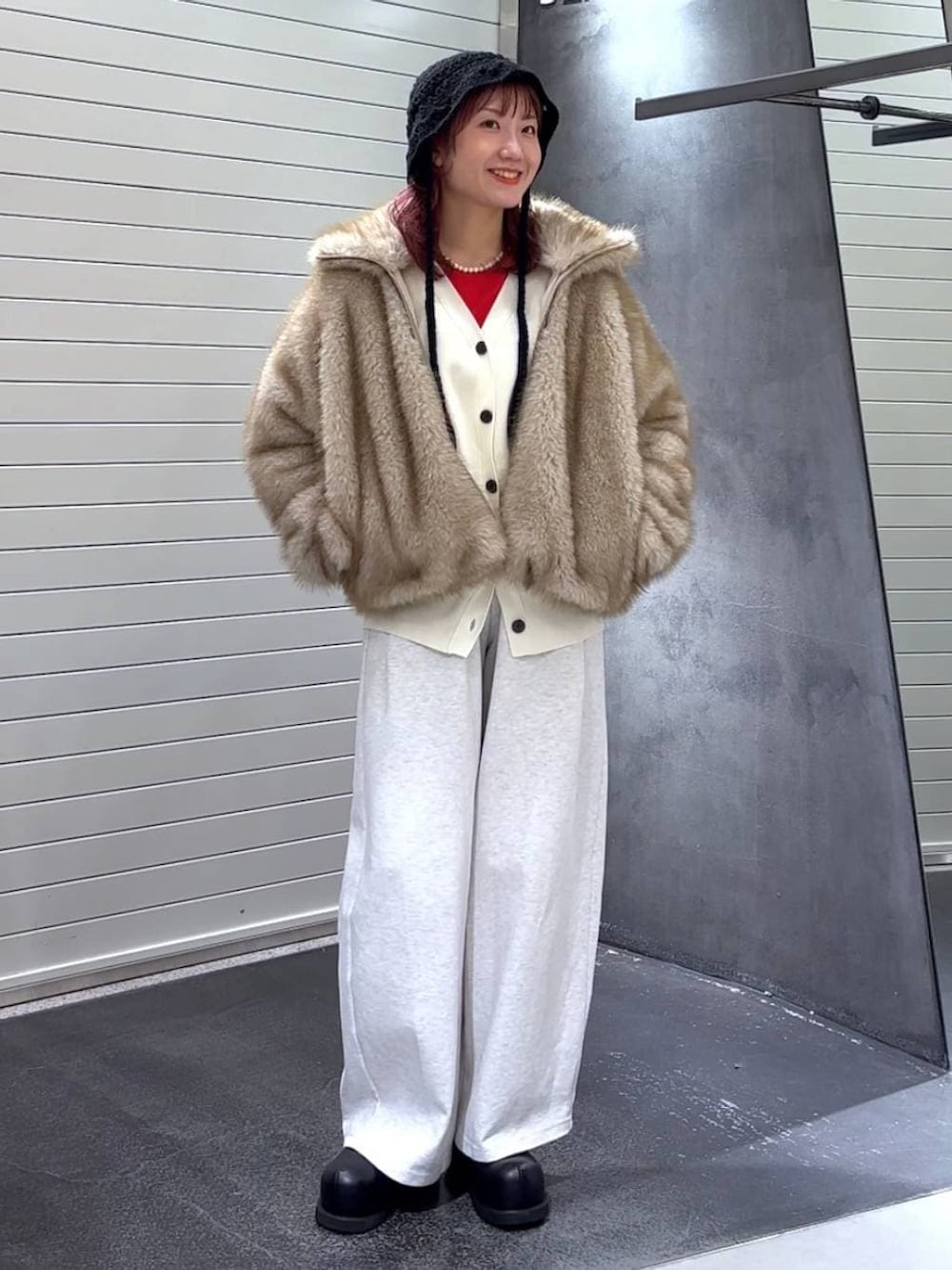 ベージュ系のブルゾン、ブラック系のその他シューズ、ベージュ系のスウェットパンツを着用したレディースの冬コーディネートの2枚目の写真