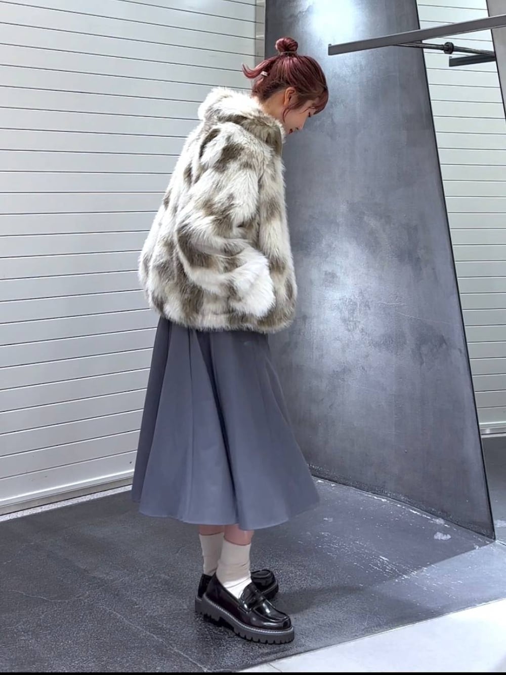 ホワイト系のブルゾン、ブラウン系のローファー、ホワイト系のニット/セーターを着用したレディースの秋コーディネートの4枚目の写真