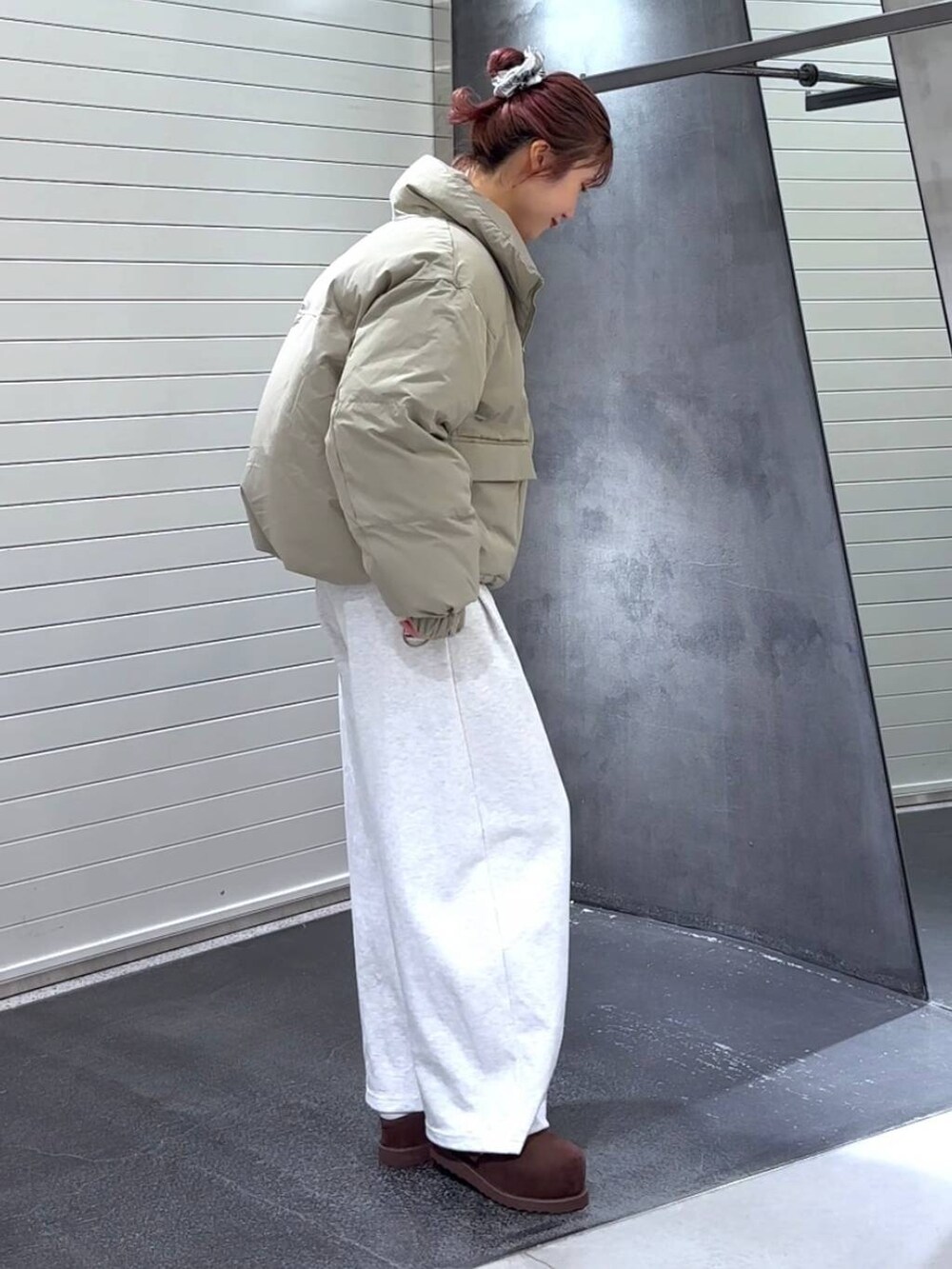 ベージュ系のブルゾン、ブラウン系のその他シューズ、グレー系のスウェットを着用したレディースの秋コーディネートの4枚目の写真