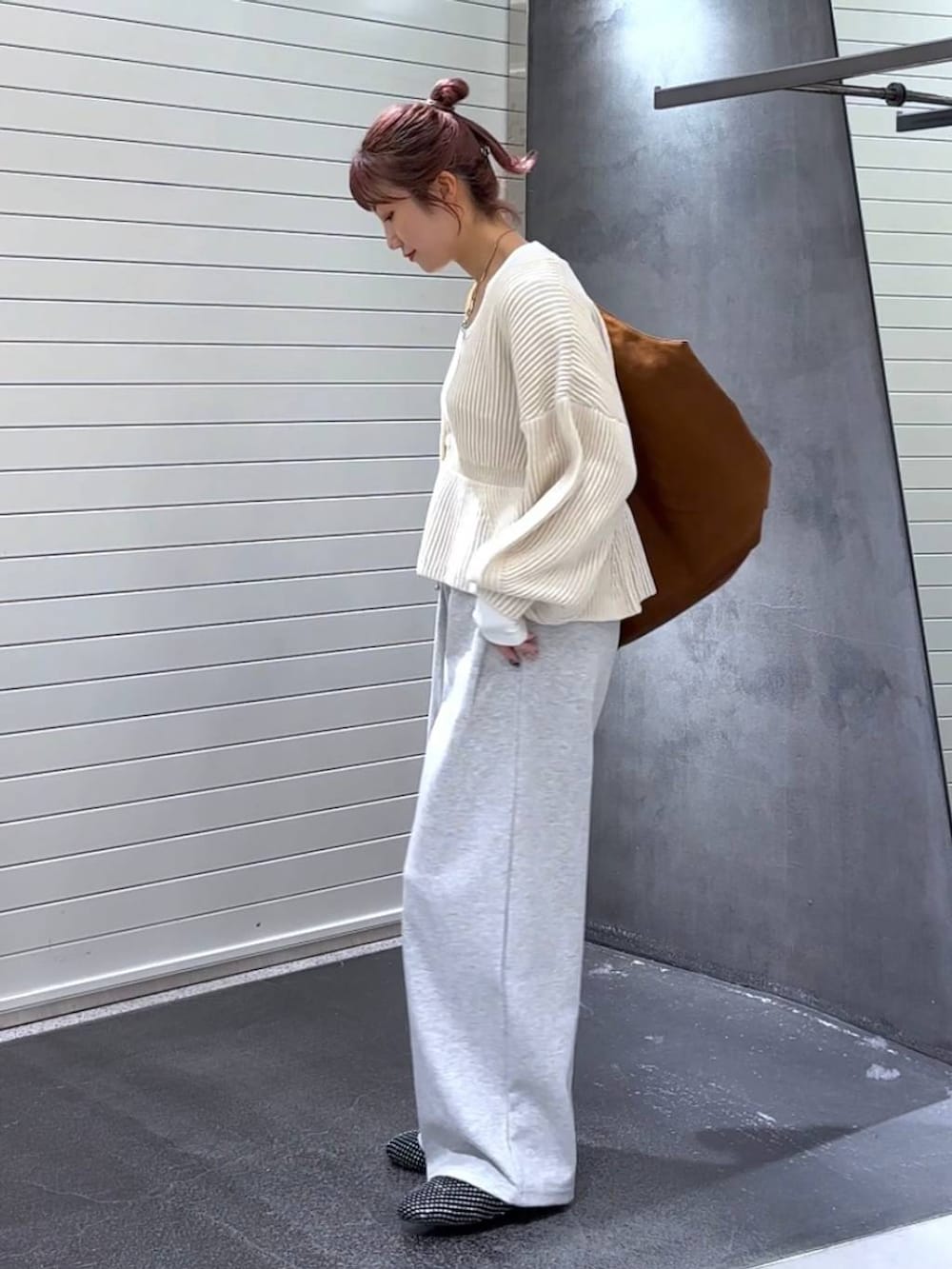 ホワイト系のTシャツ/カットソー、グレー系のスウェットパンツ、ブラウン系のトートバッグを着用したレディースの秋コーディネートの6枚目の写真